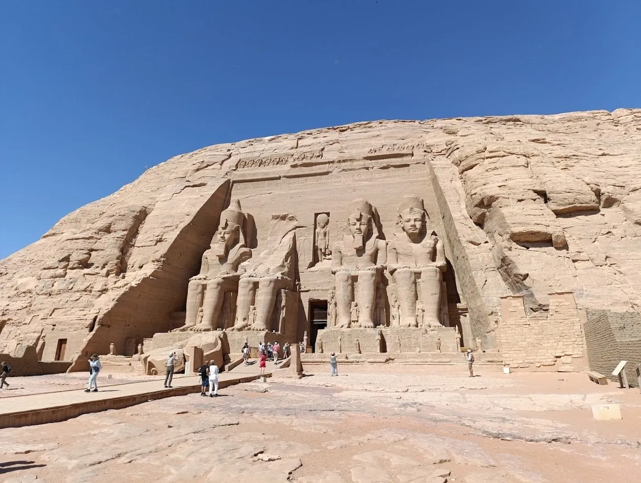 Templos de Abu Simbel, excavados en la roca por Ramsés II